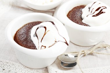 Çikolata lav kek masada kase dondurma ile