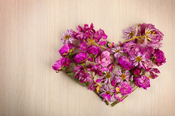 Αποξηραμένα λουλούδια στο σχήμα της καρδιάς — Φωτογραφία Αρχείου