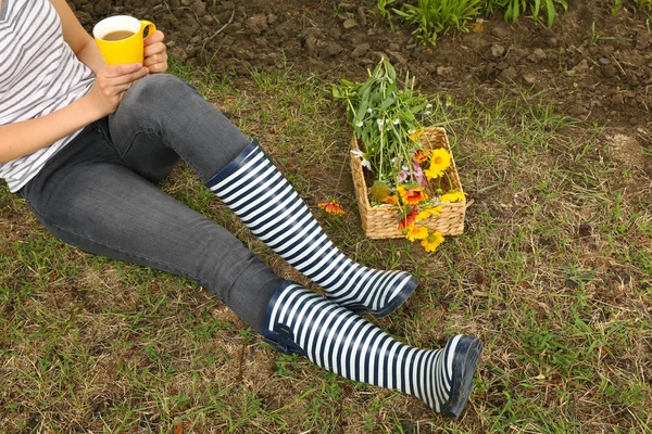 Jonge vrouw met kopje koffie — Stockfoto