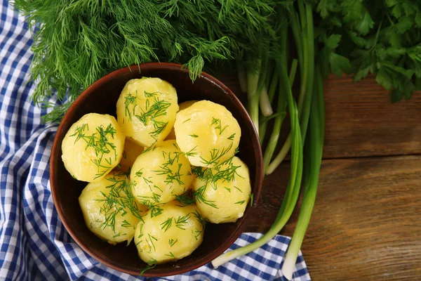 Pommes de terre bouillies avec légumes verts — Photo