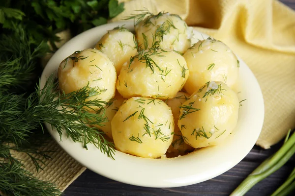 Pommes de terre bouillies avec légumes verts — Photo