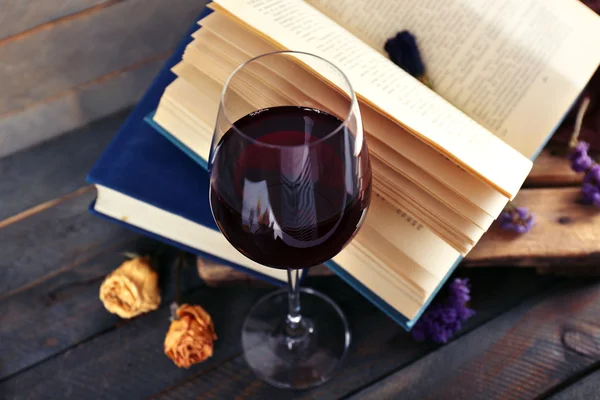 Komposition mit einem Glas Wein — Stockfoto