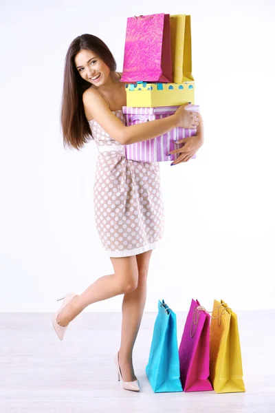 Mulher com sacos de compras — Fotografia de Stock