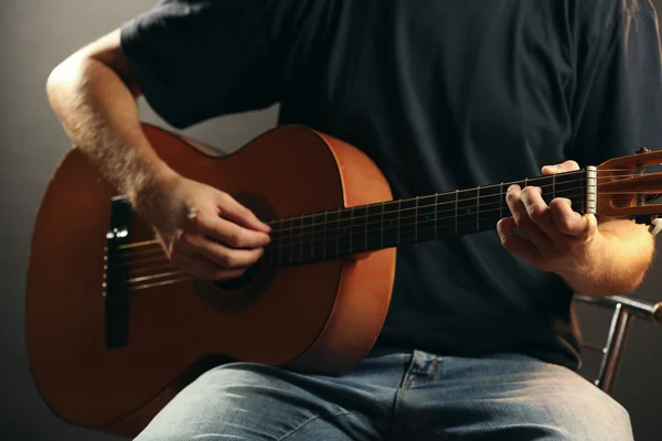 Музикант грає на акустичній гітарі — стокове фото