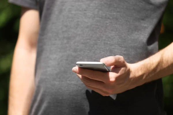 Mann hält Smartphone in der Hand — Stockfoto