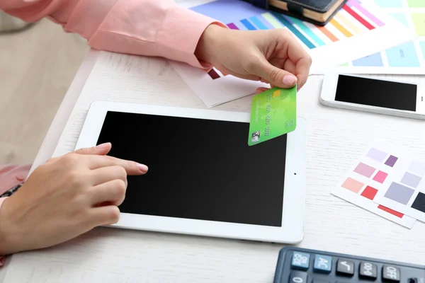 Mani con tablet digitale e carta di credito — Foto Stock