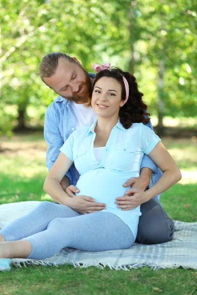 Lyckliga stunder i väntar på förlossningen — Stockfoto