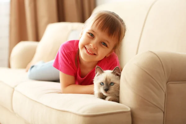 Little cute girl with kitten — Stock Photo, Image