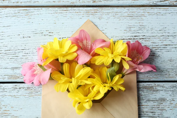 Alstremeria różowe i żółte chryzantemy — Zdjęcie stockowe