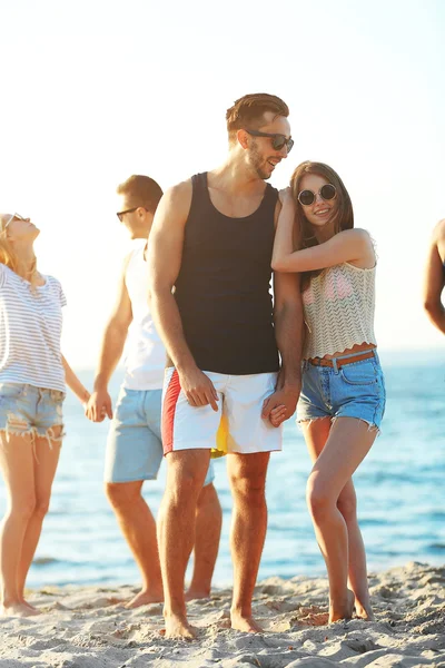 Amigos felices divirtiéndose en la playa —  Fotos de Stock