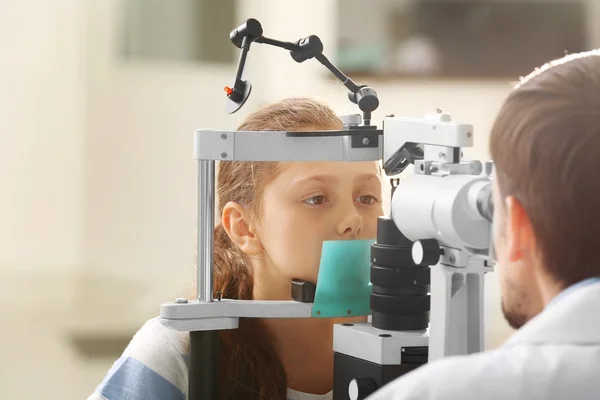 Médico masculino examinando paciente menina — Fotografia de Stock