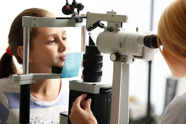 Médico feminino examinando paciente menina — Fotografia de Stock