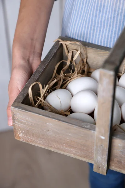 Huevos en cesta en manos de mujer —  Fotos de Stock