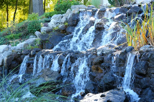 Malerischer Wasserfall im Park — Stockfoto