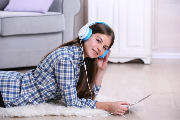 Jeune jolie fille écoutant de la musique — Photo