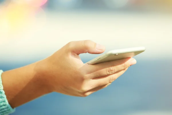 Mano sosteniendo un teléfono móvil —  Fotos de Stock