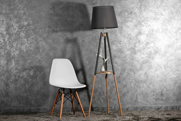 Concepção elegante com cadeira e lâmpada — Fotografia de Stock