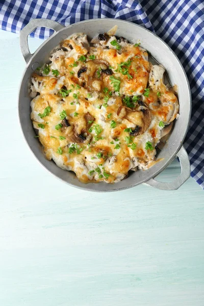 Cogumelos torrados, frango e queijo — Fotografia de Stock