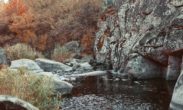 Rio pitoresco da montanha — Fotografia de Stock