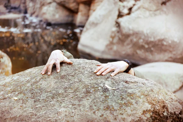 Mann versucht zu klettern — Stockfoto