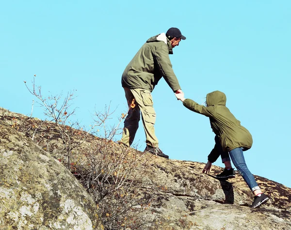 Uomo e donna che scalano la montagna — Foto Stock