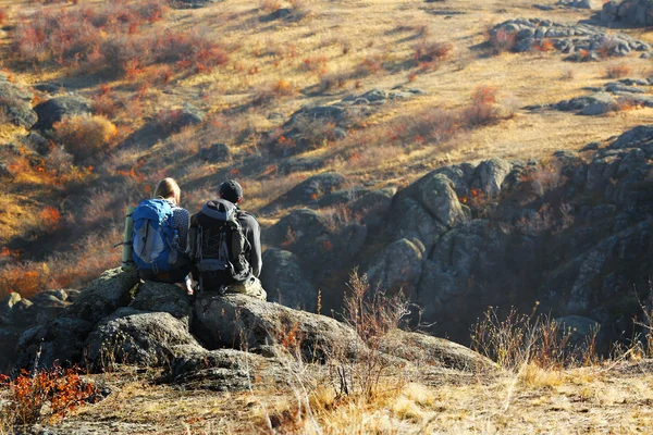 Uomo Donna Cima Alla Montagna — Foto Stock