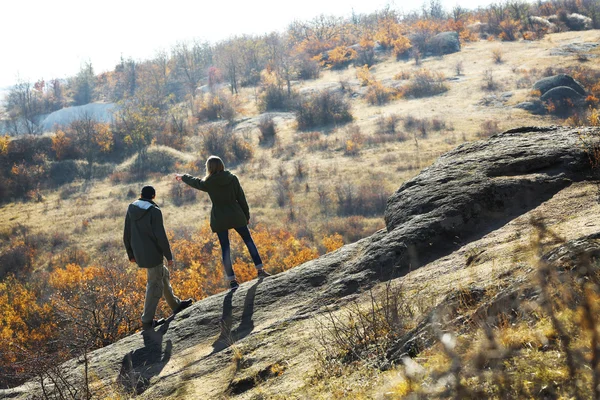 Mann Und Frau Auf Dem Berg — Stockfoto