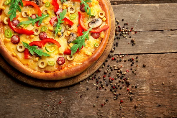 Pizza deliciosa com pimenta — Fotografia de Stock
