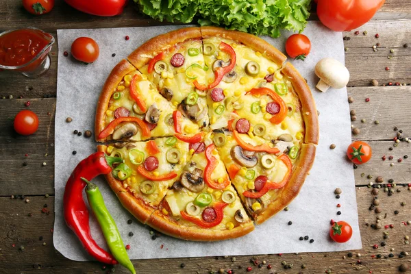 Lezzetli dilimlenmiş sebze pizza