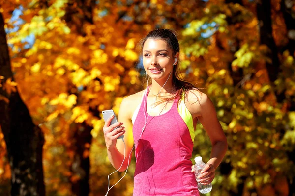 Mujer corriendo con botella de agua — Foto de Stock