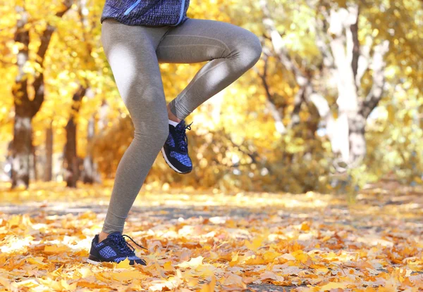 Sonbahar Park'ta jogging kadın — Stok fotoğraf