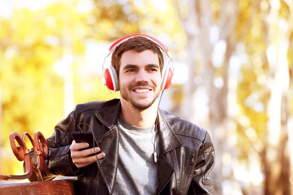 Homem ouvindo música ao ar livre — Fotografia de Stock