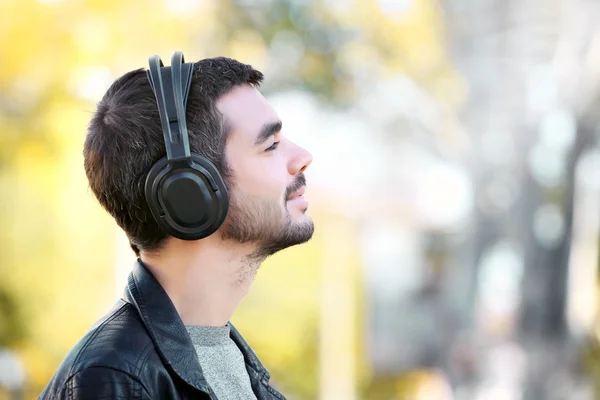 Hombre escuchando música al aire libre —  Fotos de Stock