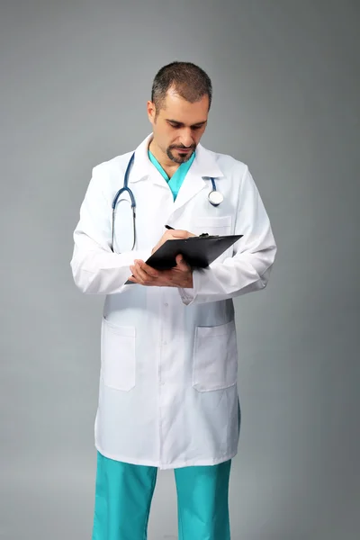 Médecin avec carte de prescription dans les mains — Photo