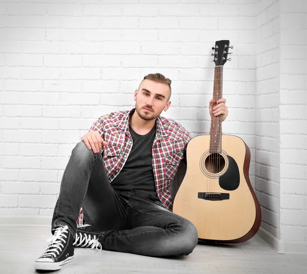 Junger Musiker mit Gitarre — Stockfoto