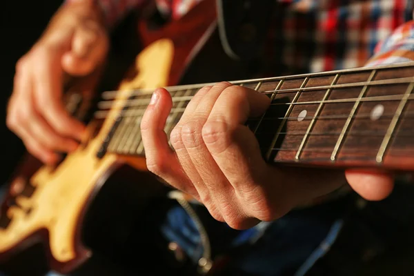 Mann spielt auf E-Gitarre — Stockfoto