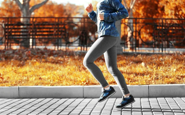 Junge Frau beim Joggen — Stockfoto