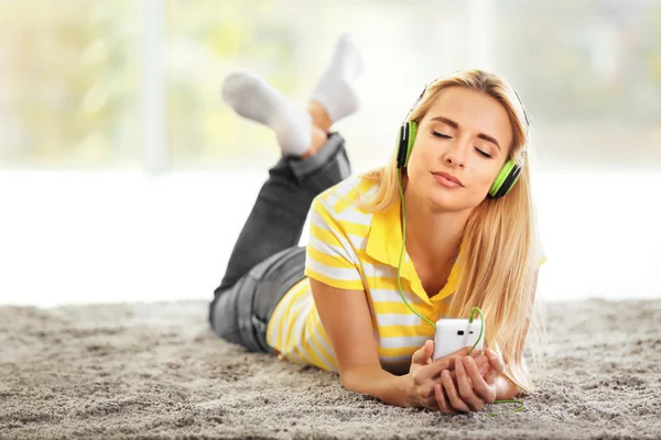 Jeune femme écoutant de la musique — Photo