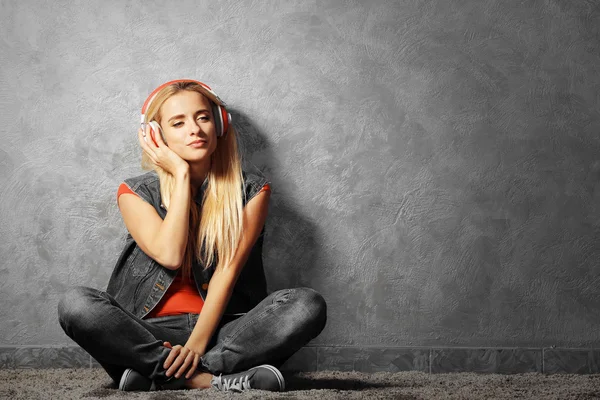 Junge Frau hört Musik — Stockfoto