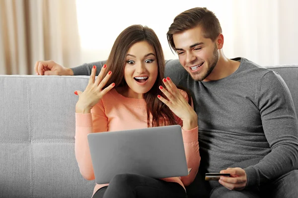 Casal feliz usando cartão de crédito — Fotografia de Stock