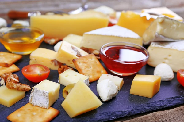 Delicioso queijo para degustação — Fotografia de Stock