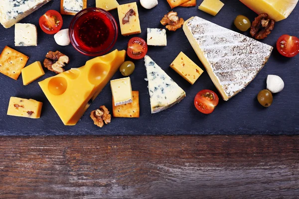Lezzetli peynir tatma için — Stok fotoğraf