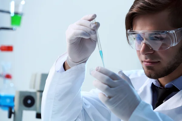 Clínico que estudia en laboratorio — Foto de Stock