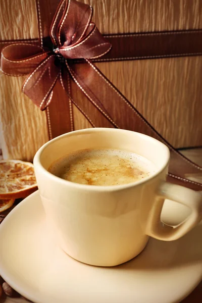 Beau cadeau et tasse avec café — Photo