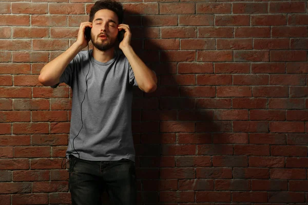 Joven escuchando música con auriculares — Foto de Stock