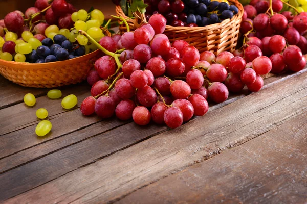 Żywe dojrzałych winogron w koszyku — Zdjęcie stockowe