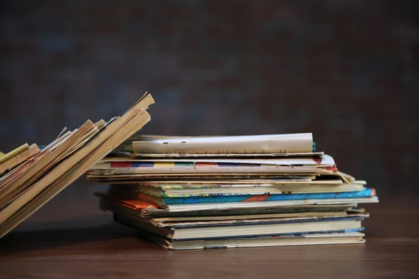 Montón de libros antiguos sobre mesa de madera —  Fotos de Stock