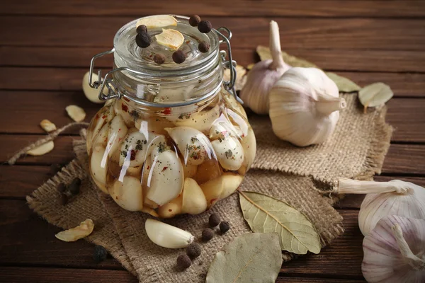 Aglio in scatola con spezie — Foto Stock