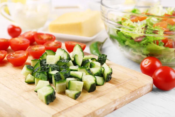 Female hands cutting vegetables — Stock Photo, Image