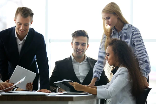 Gente de negocios discutiendo nuevo proyecto — Foto de Stock